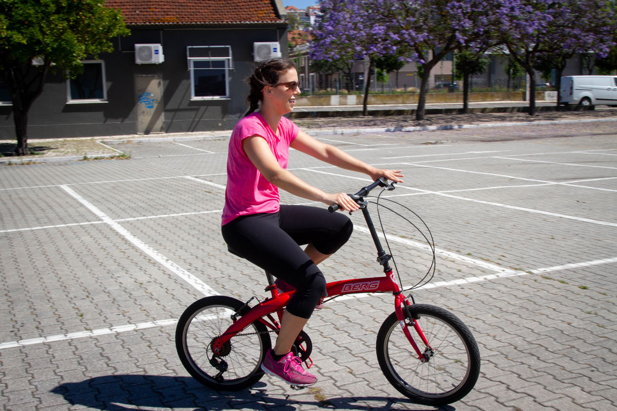 Rapariga-aprender-pedalar-bicicleta-aula