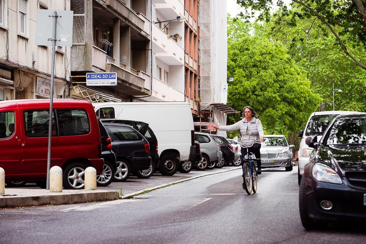 Mulher-bicicleta-cidade-sinalizar