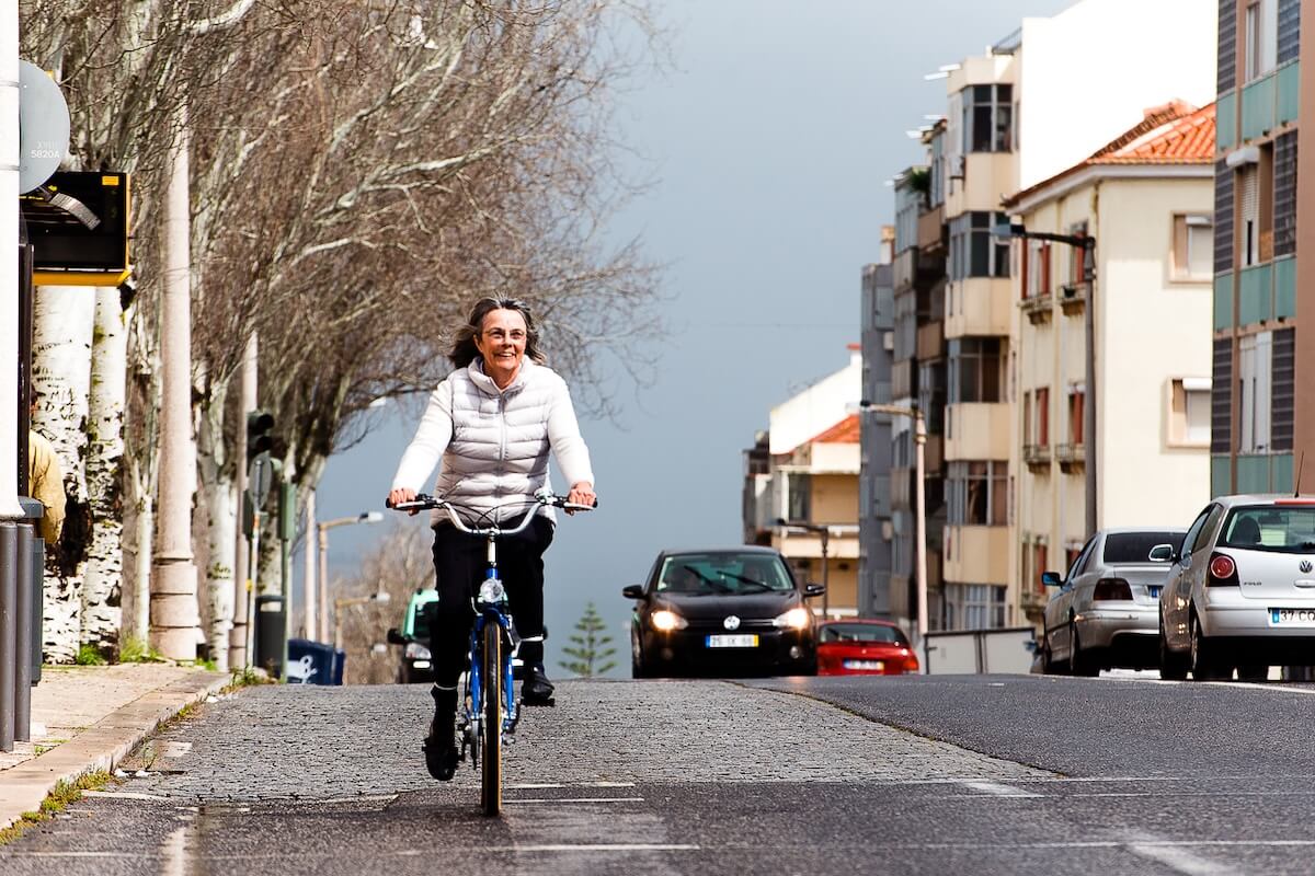 Mulher-bicicleta-cidade
